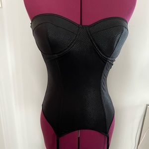 Black bustier